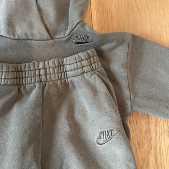 Nike sweatsuit - great qualityity, nice and think, quality details - Picture 2 of 5